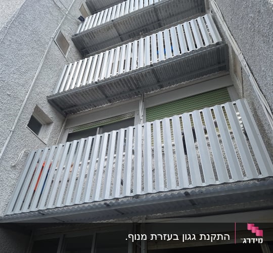 התקנת מסתור כביסה מאלומיניום בחזית בניין מגורים